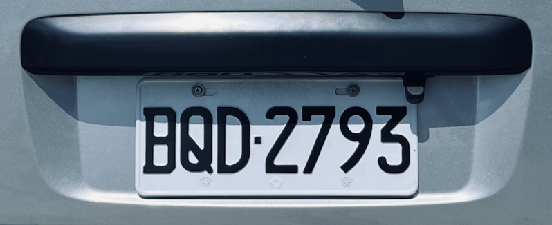 A close-up photo of a Taiwanese registration plate, BQD-2793. The Q has a strong diagonal line that cuts across the entire character, starting half way down the left side and clearly jutting out of the lower-right of the figure.